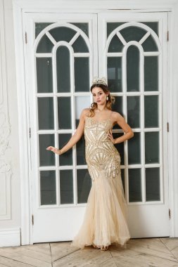 Bej Güzellik esmer modelinde portresi elbise ayakta beyaz kapılar yakın lüks iç 