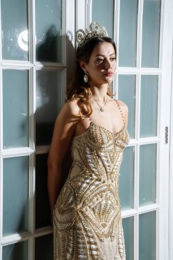 Bej Güzellik esmer modelinde portresi elbise ayakta beyaz kapılar yakın lüks iç 