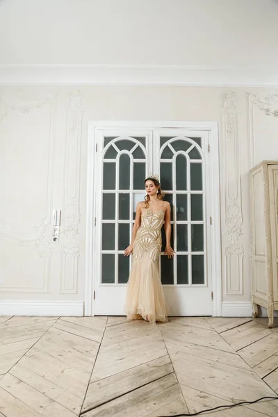 Portrait Beauty Brunette Model Beige Dress Standing Close White Doors — Stock Photo, Image