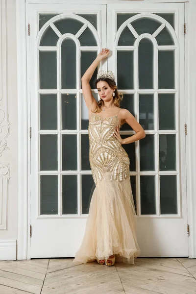 Bej Güzellik esmer modelinde portresi elbise ayakta beyaz kapılar yakın lüks iç 