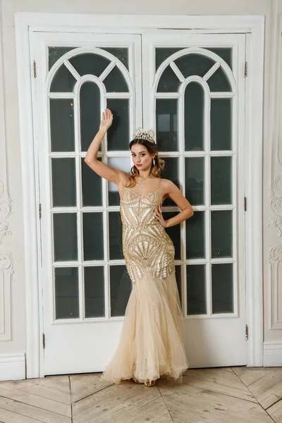 Bej Güzellik esmer modelinde portresi elbise ayakta beyaz kapılar yakın lüks iç 