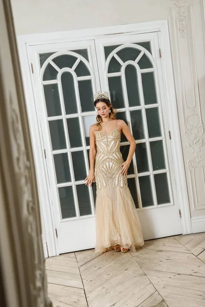 Bej Güzellik esmer modelinde portresi elbise ayakta beyaz kapılar yakın lüks iç 