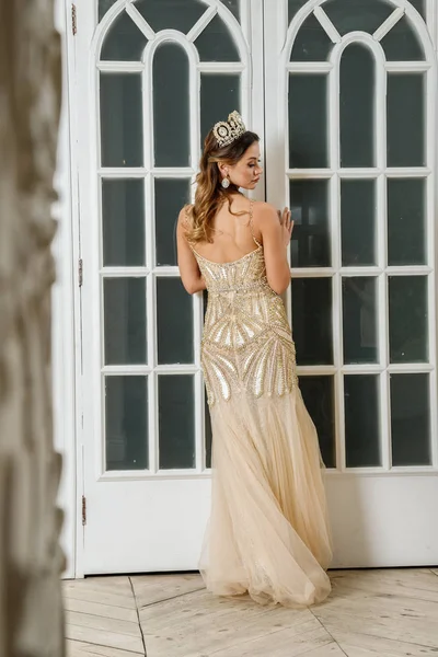 Bej Güzellik esmer modelinde portresi elbise ayakta beyaz kapılar yakın lüks iç 