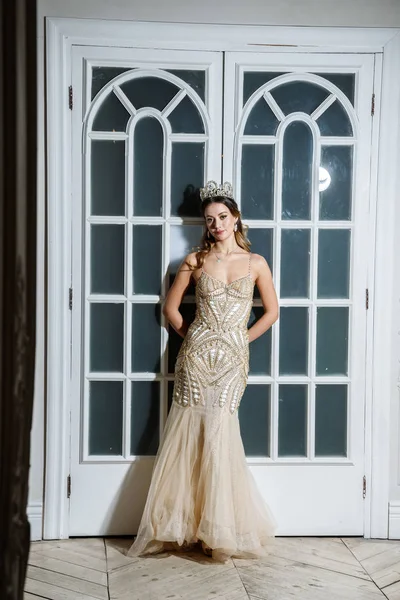 Bej Güzellik esmer modelinde portresi elbise ayakta beyaz kapılar yakın lüks iç 