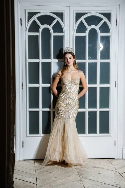 Bej Güzellik esmer modelinde portresi elbise ayakta beyaz kapılar yakın lüks iç 