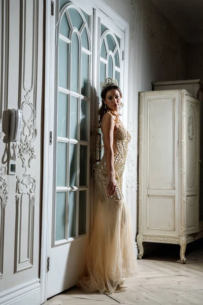 Bej Güzellik esmer modelinde portresi elbise ayakta beyaz kapılar yakın lüks iç 