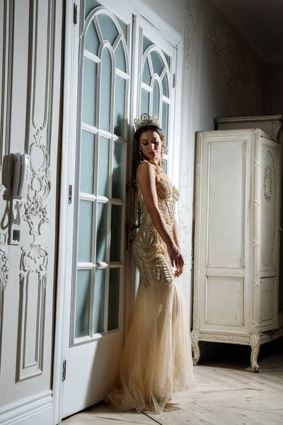 Bej Güzellik esmer modelinde portresi elbise ayakta beyaz kapılar yakın lüks iç 