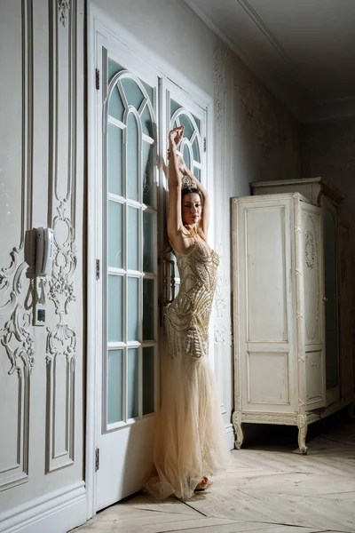 Bej Güzellik esmer modelinde portresi elbise ayakta beyaz kapılar yakın lüks iç 
