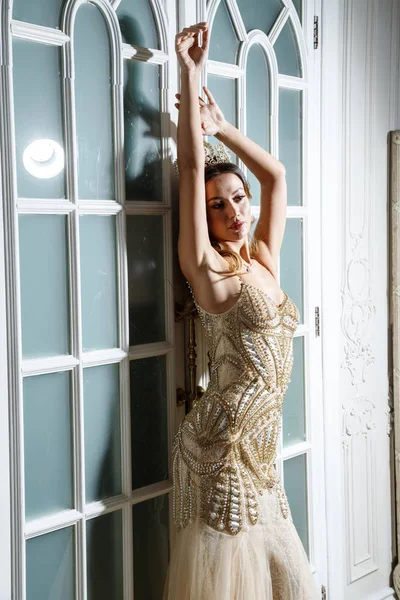 Bej Güzellik esmer modelinde portresi elbise ayakta beyaz kapılar yakın lüks iç 