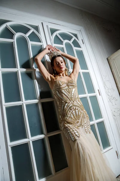 Bej Güzellik esmer modelinde portresi elbise ayakta beyaz kapılar yakın lüks iç 