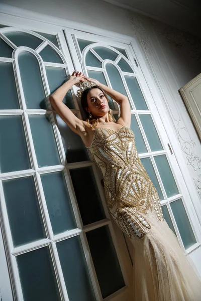 Bej Güzellik esmer modelinde portresi elbise ayakta beyaz kapılar yakın lüks iç 