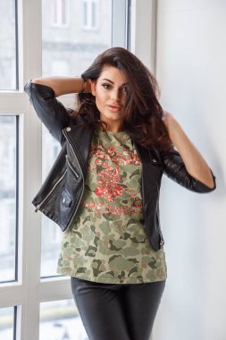 Lüks daire iç poz şık giysiler giyen güzel esmer kadın