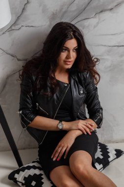 Lüks daire iç poz şık giysiler giyen güzel esmer kadın