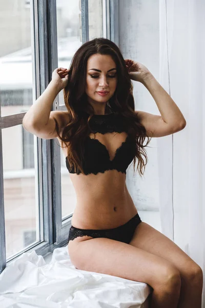 Portret Van Mooie Brunette Vrouw Zwarte Lingerie Die Zich Voordeed — Stockfoto