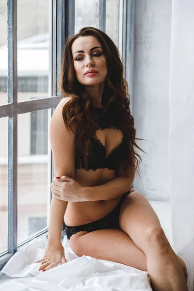 Portret Van Mooie Brunette Vrouw Zwarte Lingerie Die Zich Voordeed — Stockfoto