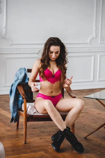 Sexy Brunette Vrouw Roze Lingerie Zittend Houten Stoel Luxe Appartementen — Stockfoto