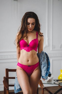 Pembe iç çamaşırı ayakta lüks daireler iç güzel esmer kadın  