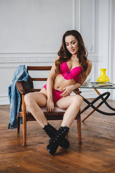 Sexig Brunett Kvinna Rosa Underkläder Sitter Trä Stol Luxury Apartments — Stockfoto