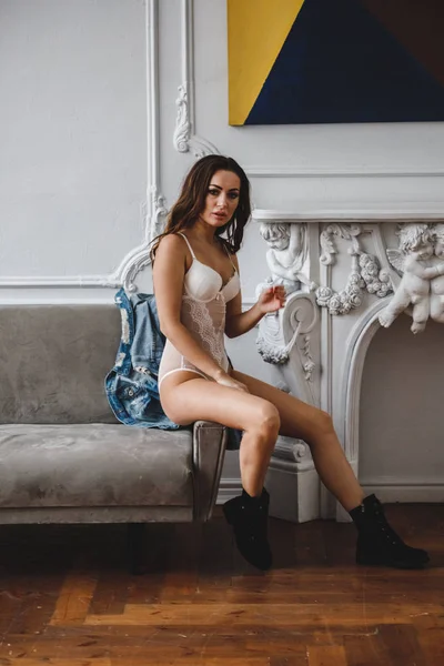 Skönhet Brunett Kvinna Vita Underkläder Poserar Soffa Luxury Apartments Interior — Stockfoto