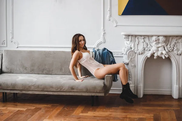 Schönheit Brünette Frau Weißen Dessous Posiert Auf Sofa Luxus Apartments — Stockfoto