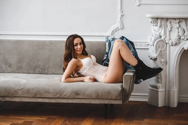 Schönheit Brünette Frau Weißen Dessous Posiert Auf Sofa Luxus Apartments — Stockfoto