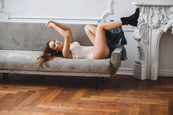 Mulher Morena Beleza Lingerie Branca Posando Sofá Apartamentos Luxo Interior — Fotografia de Stock