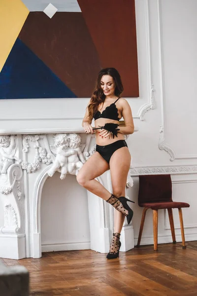 Belle Femme Brune Lingerie Noire Debout Dans Des Appartements Luxe — Photo