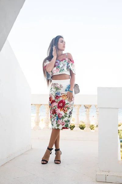 Lovely Brunette Girl White Dress Colorful Flowers Standing Outdoors Building — Stock Photo, Image