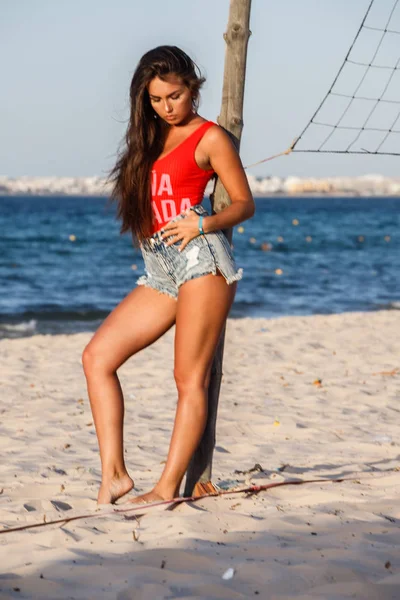 Schönes Brünettes Model Rotem Badeanzug Und Blauen Jeans Shorts Die — Stockfoto