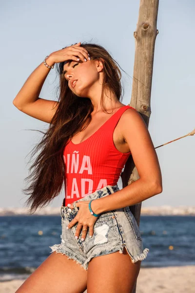 Schönes Brünettes Model Rotem Badeanzug Und Blauen Jeans Shorts Die — Stockfoto