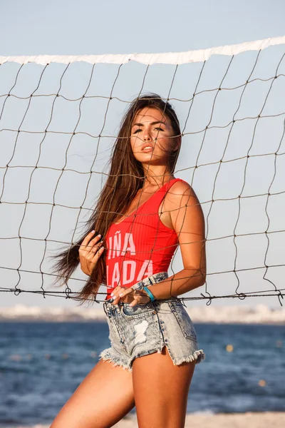 Schönes Brünettes Model Rotem Badeanzug Und Blauen Jeans Shorts Die — Stockfoto