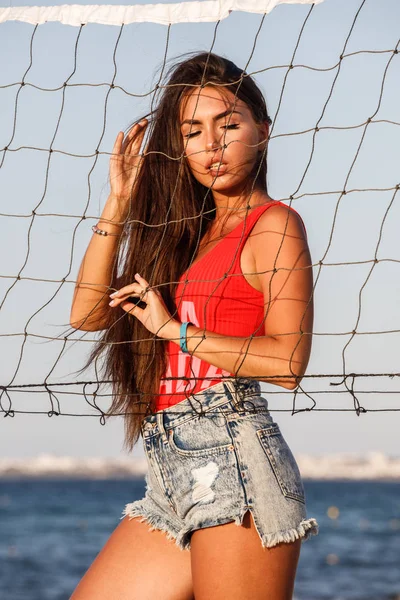 Modelo Morena Bonita Maiô Vermelho Calções Jeans Azuis Praia Areia — Fotografia de Stock