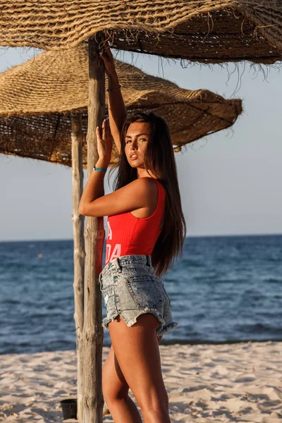 Schönes Brünettes Model Rotem Badeanzug Und Blauen Jeans Shorts Die — Stockfoto