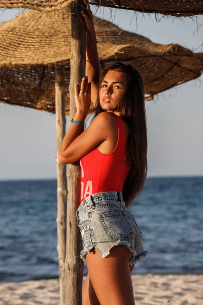 Schönes Brünettes Model Rotem Badeanzug Und Blauen Jeans Shorts Die — Stockfoto