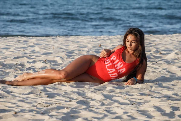 Mujer Morena Joven Con Traje Baño Rojo Acostado Playa Arena —  Fotos de Stock