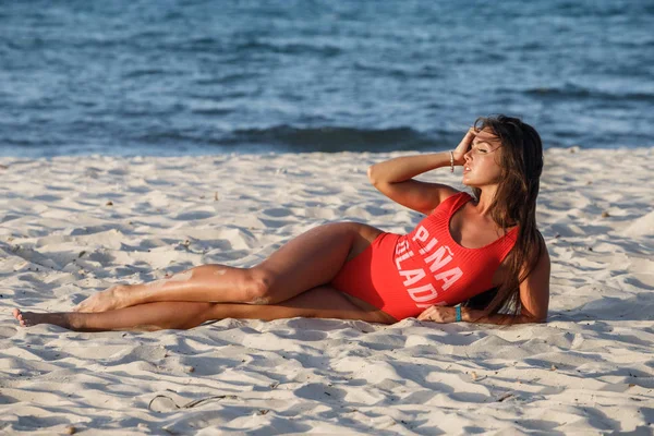 Mladá Bruneta Žena Nosí Červené Plavky Leží Písečné Pláži Dne — Stock fotografie