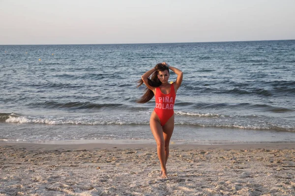 Mladá Bruneta Žena Nosí Červené Plavky Stojí Písečné Pláži Dne — Stock fotografie