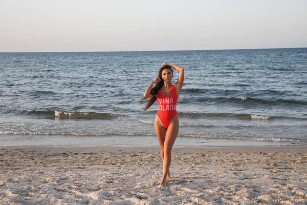 Mujer Morena Joven Con Traje Baño Rojo Pie Playa Arena —  Fotos de Stock