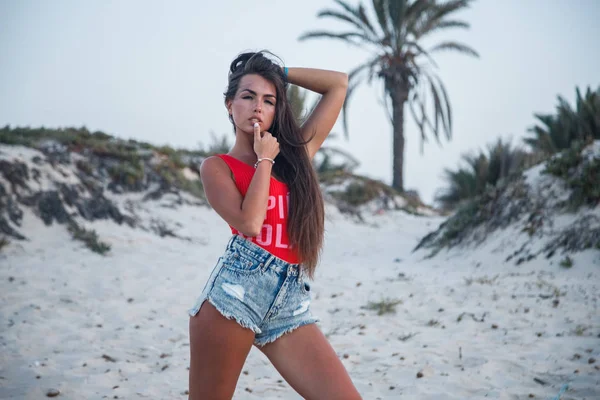 Schönes Brünettes Model Rotem Badeanzug Und Blauen Jeans Shorts Die — Stockfoto