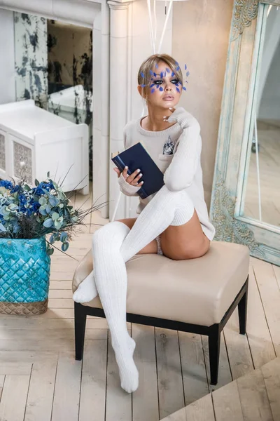 Dejlig Blond Kvinde Hvidt Tøj Luksus Lejlighed Interiør Portræt Skønhedsmodel - Stock-foto