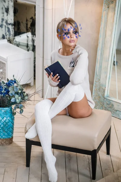 Mulher Loira Encantadora Roupas Brancas Interior Apartamento Luxo Retrato Modelo — Fotografia de Stock