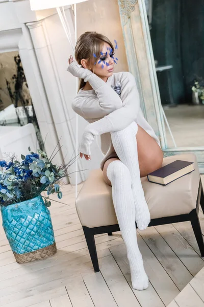 Mulher Loira Encantadora Roupas Brancas Interior Apartamento Luxo Retrato Modelo — Fotografia de Stock