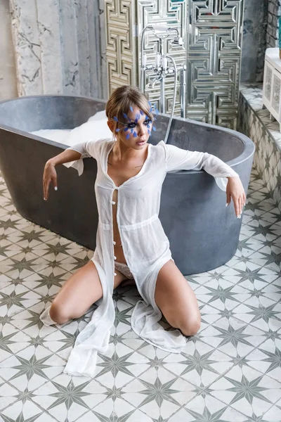 Preciosa Mujer Rubia Ropa Blanca Interior Del Baño Lujo Retrato — Foto de Stock