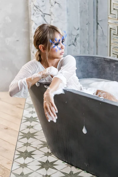 Mulher Loira Adorável Roupas Brancas Tomando Banho Retrato Modelo Beleza — Fotografia de Stock