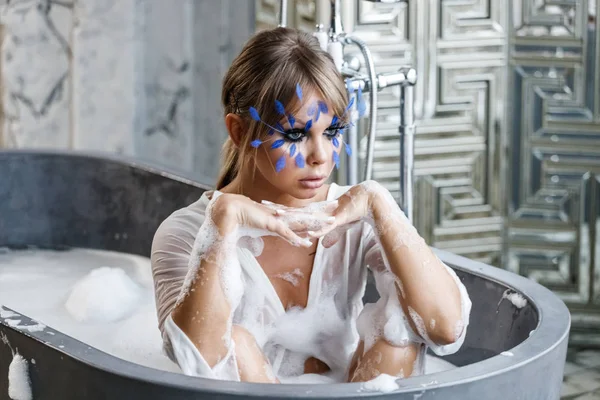 Mooie Blonde Vrouw Witte Kleren Nemen Bad Portret Van Schoonheid — Stockfoto