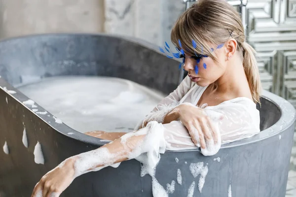 Mulher Loira Adorável Roupas Brancas Tomando Banho Retrato Modelo Beleza — Fotografia de Stock