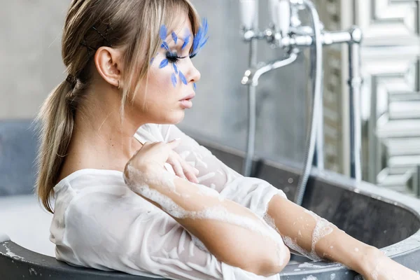 Mooie Blonde Vrouw Witte Kleren Nemen Bad Portret Van Schoonheid — Stockfoto