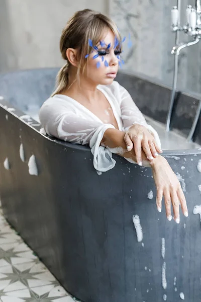 Belle Femme Blonde Vêtements Blancs Prenant Son Bain Portrait Modèle — Photo