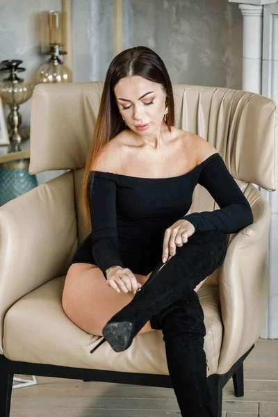 Retrato Una Hermosa Joven Vestida Negro Modelo Joven Sentado Sillón — Foto de Stock