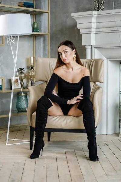 Retrato Una Hermosa Joven Vestida Negro Modelo Joven Sentado Sillón — Foto de Stock